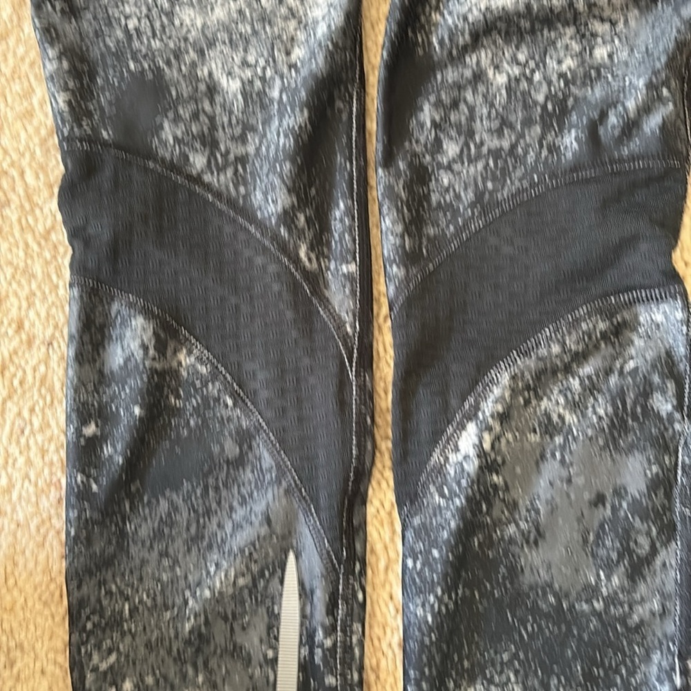 Under armour Women’s Black and Gray Patterned Leggings - Picture 5 of 6